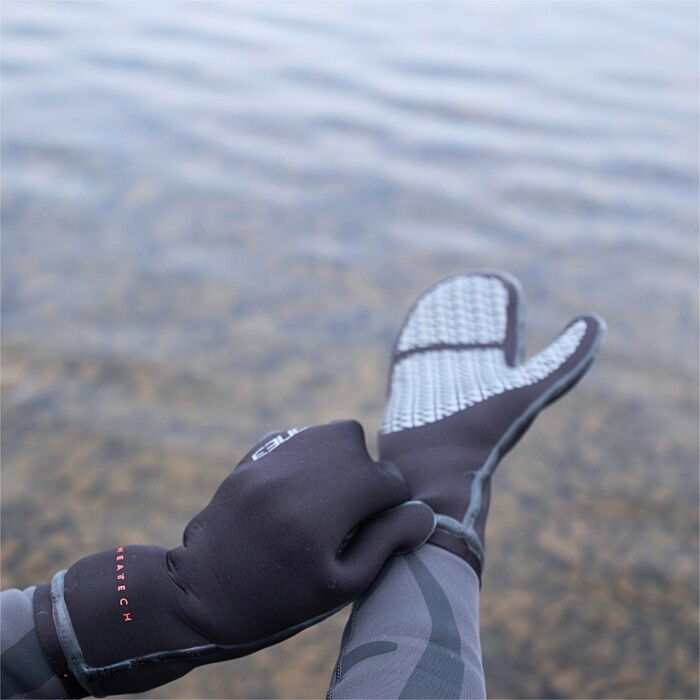 2024 Zone3 Thermo Tech Warmth Swim Mitts NA24UHTM101 - Black / Silver / Red